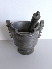 Ancien seau a aspersion et son