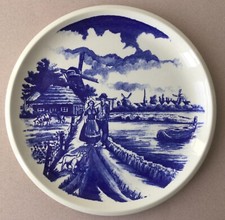 ASSIETTE PORCELAINE, BOCH. manufacture ROYALE LA LOUVIERE . DÉCOR BLEU.