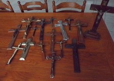LOT DE 16 CRUCIFIX EN BOIS  /METAL