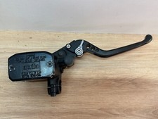 UN MAITRE CYLINDRE DE FREIN