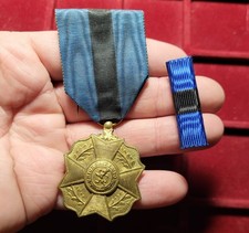 #128-9 ~ Médaille Insigne -