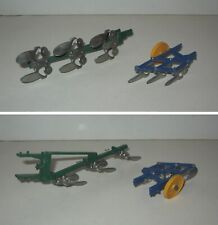 2 BRITISH PLOUGHS 1:32 ##9546 PLOUGHS, TRACTOR, TRACTOR IMPLEMENTS VINTAGE 80
