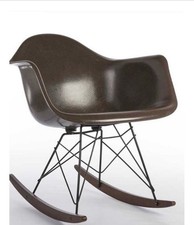 Rocking chair EAMES/Chaise à bascule fibre de verre de Charles & Ray Eames
