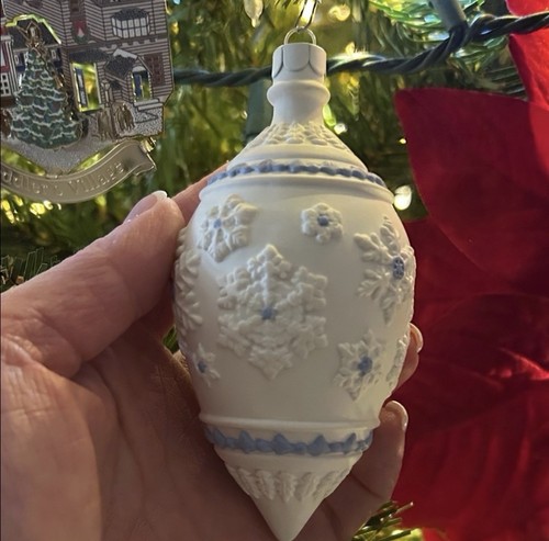 Wedgwood teardrop white blue - teardrop, &