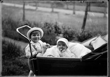 Portrait 2 petits enfants bébé landau  - ancien négatif photo verre an. 1940