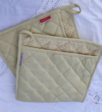 2 MANIQUES épais de 23 X 22CM  pour sortir les plats du four de la marque BODUM