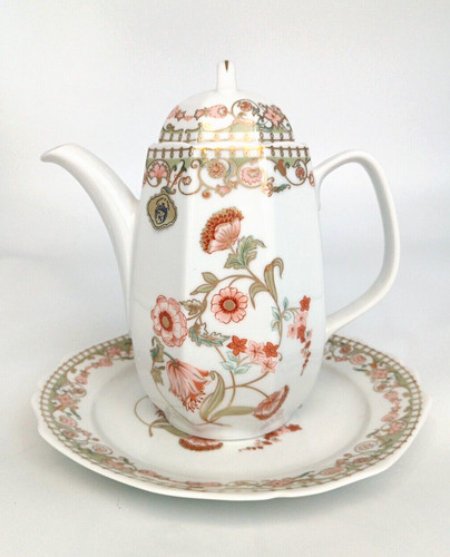 Cafetière avec assiette