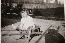 Bébé Triste Dans La Brouette