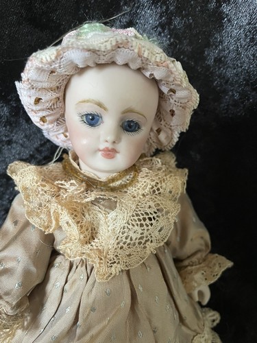 Jolie poupee mignonnette - jolie,