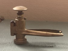 ancienne bouchonneuse en