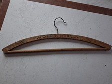 cintre en bois gravé vintage