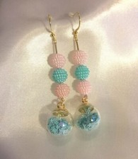 Boucle d'oreille mini bol en verre perles roses et bleues
