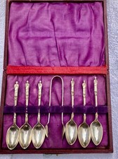 6 cuillères et une pince à