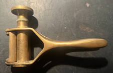 Ancienne bouchonneuse SANBRI