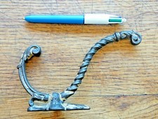 Ancienne patère en fonte porte manteau 1900 trace de peinture creme belle patine