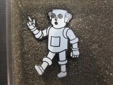 Figurine pin's émail Manitoba