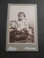 PHOTO CVD baby on a clique armchair Merlin Toulouse