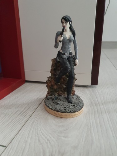 Figurine atlas tomb - figurine,