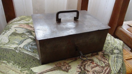 Ancien petit coffre - petit, fort