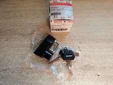 UN SERRURE DE CASQUE CADRE