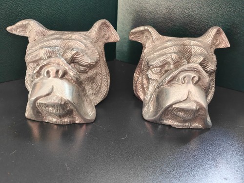 Bouledogue serre livres kare - bouledogue, /