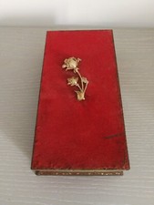 Boîte en fer et velour rouge