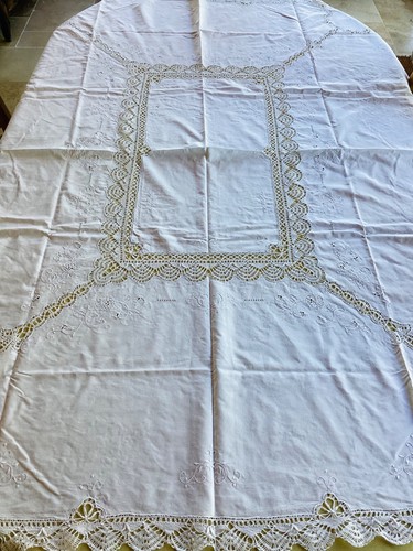 Ancienne nappe brodée - , avec
