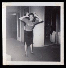 SIZZLING SEX TEMPTRESS WOMAN in SHORTS LEANS on TREE ~ 1950s PHOTO