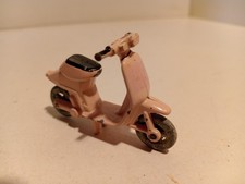 Scooter Vespa pink ZAMAC 1/43 BE
