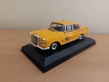 IXO 1/43 : VOITURE MERCEDES BENZ  200D TAXI VILLE DE BRUXELLES 1962 SUR SOCLE