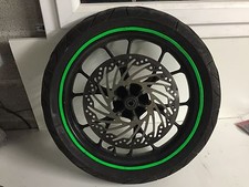 UNE JANTE ROUE AVANT NOIR AVEC