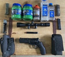 Elite Force H8R 6 mm CO2 Airsoft Pistol Bundle /Holster, BBs, Scope,Pouch