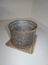 Ancien moule à fromage et son