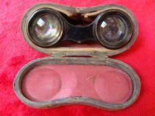 Anciennes jumelles de théâtre dans leur étui