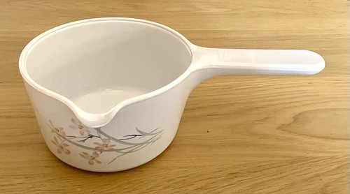 Casserole blanche avec - blanche, fleurs