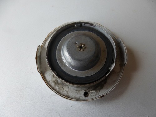 Ancien bouchon de reservoir - ancien,