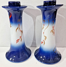 Ancienne paire de bougeoirs en porcelaine de Pologne bleu et blanc.