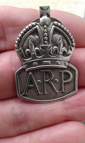 Insigne badge rare - a.r.p., "