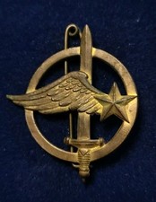 COIFFURE . Insigne de Béret - Commandos de l'Air ( un peu usé )