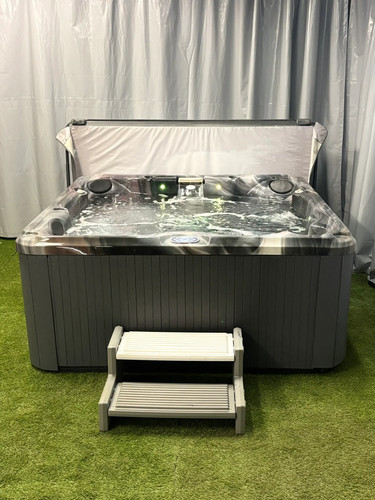Beautiful marble shell jacuzzi - beautiful,