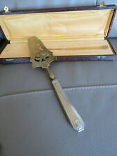 ancienne pelle à tarte ou à gateau en métal argenté décor art déco