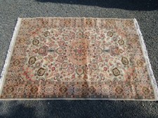 TAPIS D' ORIENT A MOTIFS