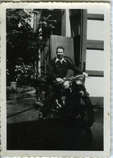 PHOTO SNAPSHOT amateur vers 1950, un militaire uniforme sur moto motocyclette
