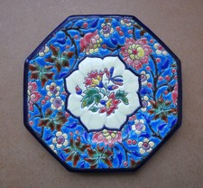 Ancienne belle assiette à dessert octogonale en émaux Longwy fleurs et papillon.