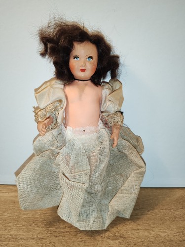 Ancienne petite poupée petit - petite,