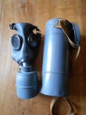 masque à gaz tchècoslovaque WWII "NEUF";cartouche,masque souple,boite métalique.