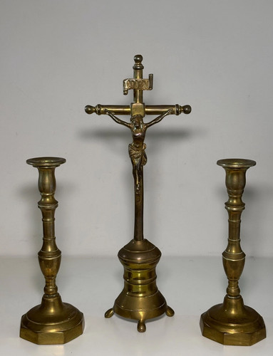 Crucifix sur pied bougeoirs - pied, et