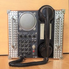 Ancien téléphone mural