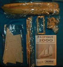 JOUSTRA . ANCIENNE MAQUETTE EN BOIS NEUVE . BATEAU VOILIER PACIFIQUE . L 50 cm