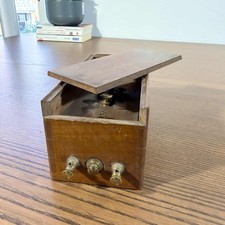 Boîte électrique ancienne en